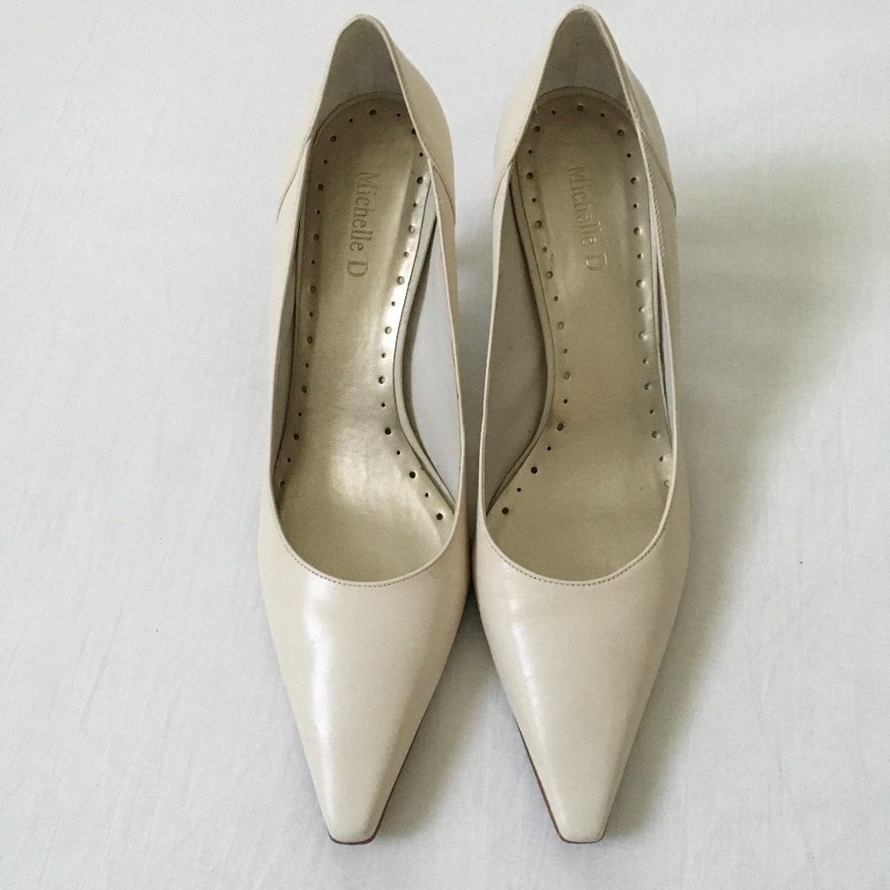 MICHELLE D Leather Heels Pumps Size 9 Cream Bone